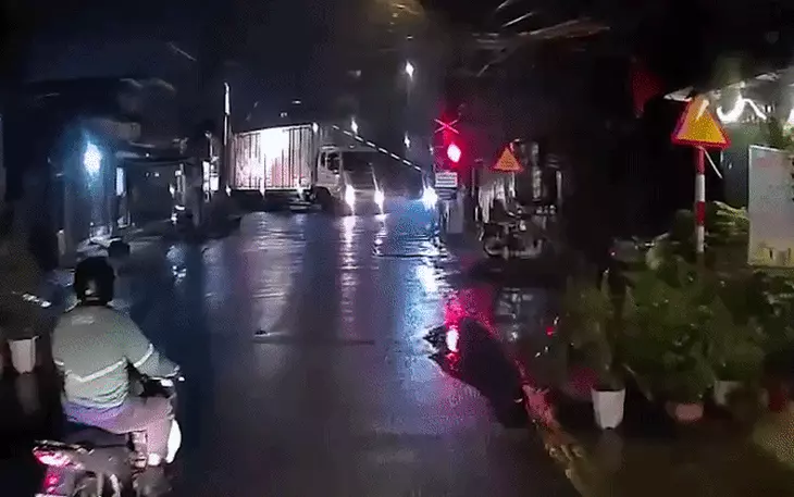 Phạt 193 tài xế vi phạm tại đường ngang đường sắt, có người mắc kẹt vì cố lách rào chắn Phạt 193 tài xế vi phạm tại đường ngang đường sắt, có người mắc kẹt vì cố lách rào chắn