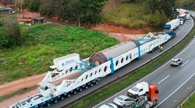 Phát hiện một xe moóc siêu trọng dài 123 mét, nặng 636 tấn di chuyển cùng đoàn xe hộ tống, thực hiện một nhiệm vụ chiến lược xuyên quốc gia