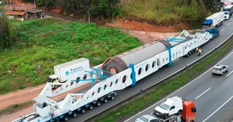 Phát hiện một xe moóc siêu trọng dài 123 mét, nặng 636 tấn di chuyển cùng đoàn xe hộ tống, thực hiện một nhiệm vụ chiến lược xuyên quốc gia