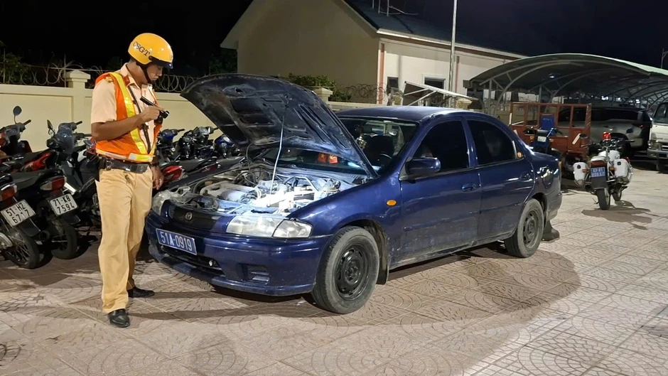 Phát hiện ô tô biển xanh không giấy tờ, tài xế không có giấy phép lái xe Phát hiện ô tô biển xanh không giấy tờ, tài xế không có giấy phép lái xe