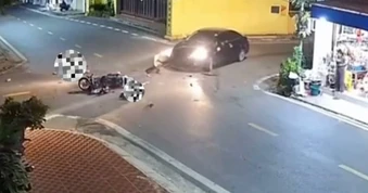Phóng nhanh qua ngã tư, xe máy đâm thẳng vào ô tô