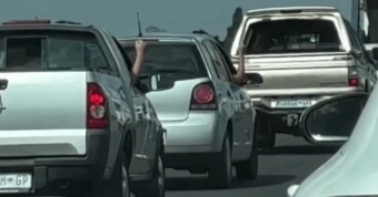 Quá chán vì kẹt xe, 2 tài xế vừa cho xe nhích từng chút vừa chơi oẳn tù tì