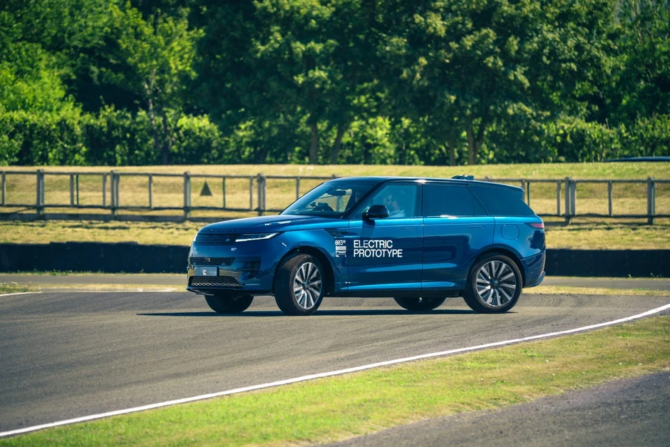 Range Rover được bổ sung bản Sport chạy điện, có màn lộ diện ấn tượng Range Rover được bổ sung bản Sport chạy điện, có màn lộ diện ấn tượng