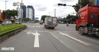 Rẽ trái trên làn đường dành cho phương tiện đi thẳng có phạm luật không?