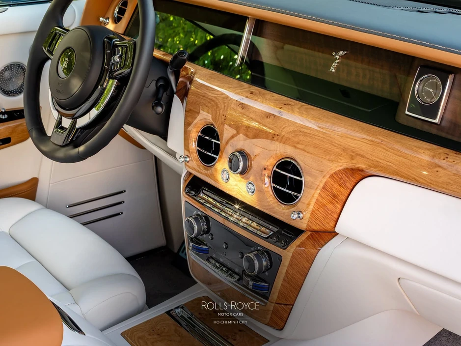 Rolls-Royce Phantom độc bản bán chính hãng tại Việt Nam: Giá gần 90 tỷ, nội thất ốp gỗ sồi toàn bộ, chỉ có duy nhất 1 đại gia may mắn mua được