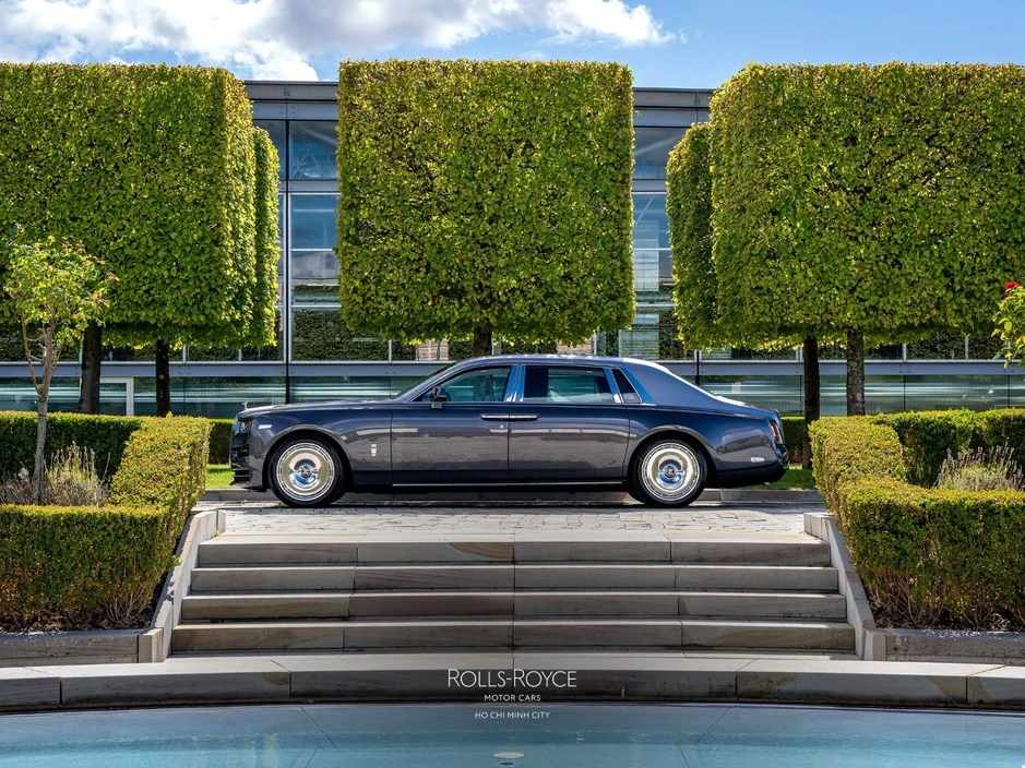 Rolls-Royce Phantom độc bản bán chính hãng tại Việt Nam: Giá gần 90 tỷ, nội thất ốp gỗ sồi toàn bộ, chỉ có duy nhất 1 đại gia may mắn mua được