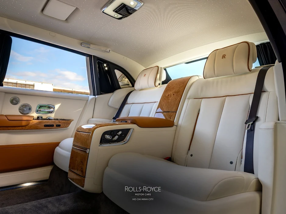 Rolls-Royce Phantom độc bản bán chính hãng tại Việt Nam: Giá gần 90 tỷ, nội thất ốp gỗ sồi toàn bộ, chỉ có duy nhất 1 đại gia may mắn mua được
