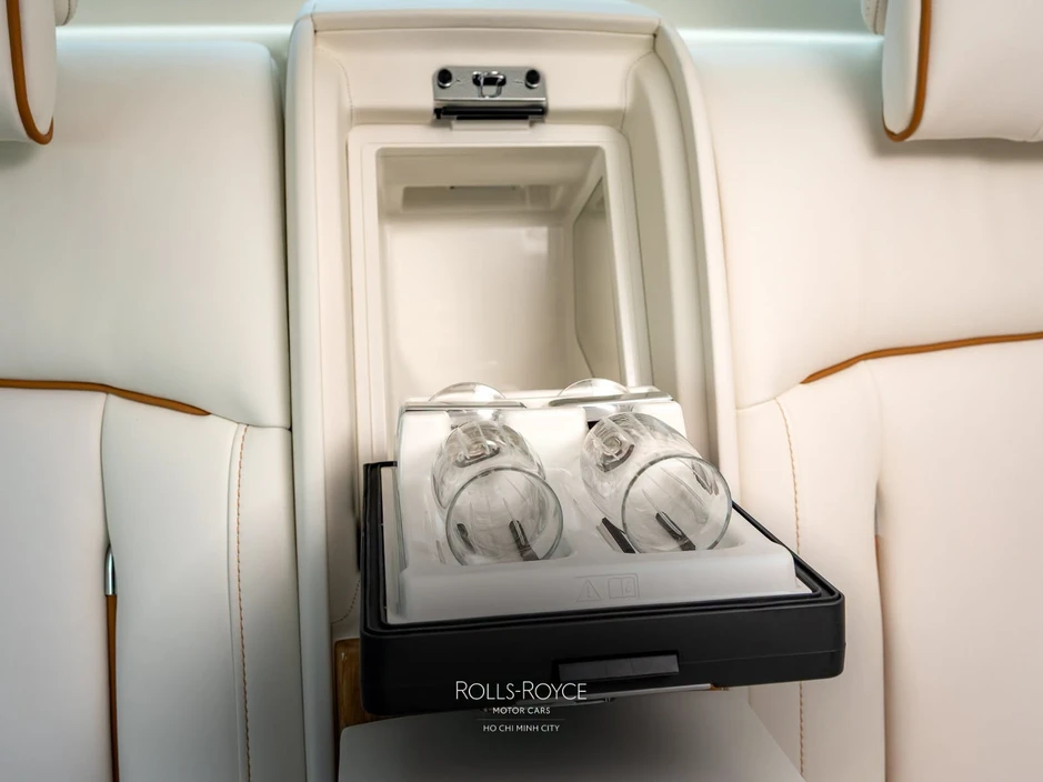 Rolls-Royce Phantom độc bản bán chính hãng tại Việt Nam: Giá gần 90 tỷ, nội thất ốp gỗ sồi toàn bộ, chỉ có duy nhất 1 đại gia may mắn mua được