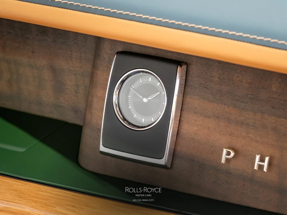 Rolls-Royce Phantom độc bản bán chính hãng tại Việt Nam: Giá gần 90 tỷ, nội thất ốp gỗ sồi toàn bộ, chỉ có duy nhất 1 đại gia may mắn mua được