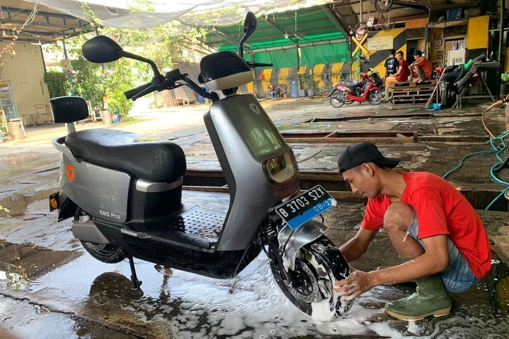 Rửa xe máy điện bằng vòi nước áp lực cao có thể làm hại xe Rửa xe máy điện bằng vòi nước áp lực cao có thể làm hại xe