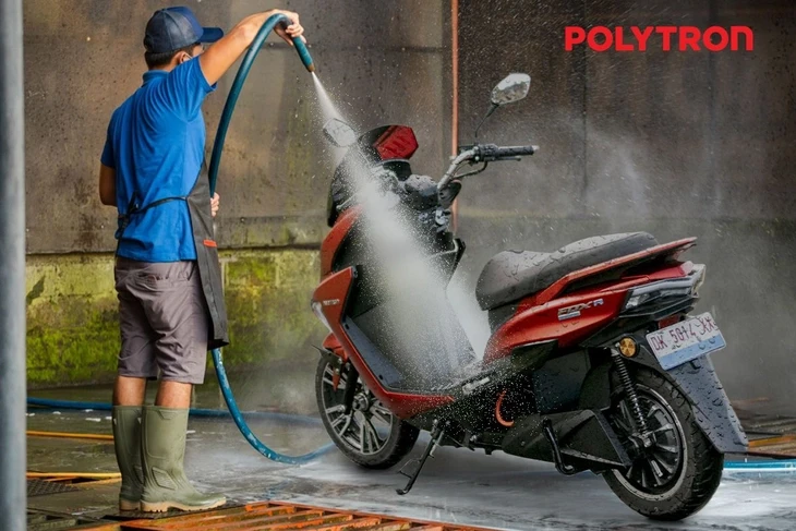 Rửa xe máy điện bằng vòi nước áp lực cao có thể làm hại xe Rửa xe máy điện bằng vòi nước áp lực cao có thể làm hại xe