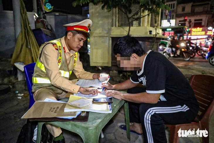Sau vụ bùn đất làm nhiều người té ngã trên phố, cảnh sát xử lý 79 xe tải vi phạm trong 1 ngày Sau vụ bùn đất làm nhiều người té ngã trên phố, cảnh sát xử lý 79 xe tải vi phạm trong 1 ngày