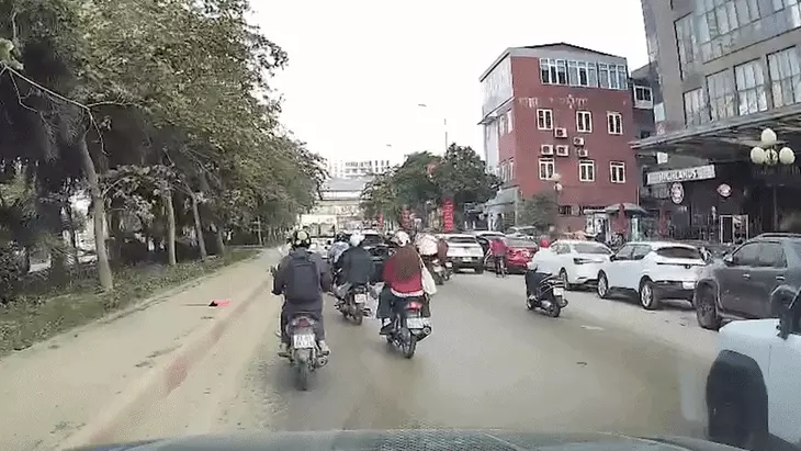 Sau vụ bùn đất làm nhiều người té ngã trên phố, cảnh sát xử lý 79 xe tải vi phạm trong 1 ngày Sau vụ bùn đất làm nhiều người té ngã trên phố, cảnh sát xử lý 79 xe tải vi phạm trong 1 ngày