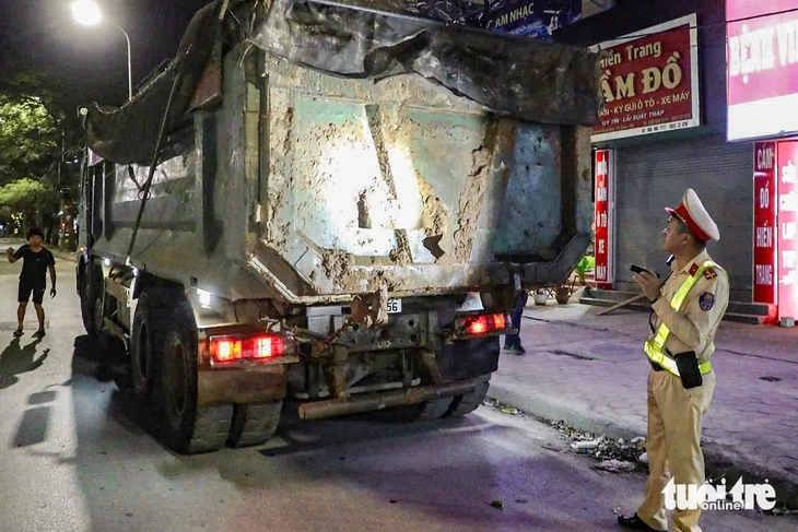Sau vụ bùn đất làm nhiều người té ngã trên phố, cảnh sát xử lý 79 xe tải vi phạm trong 1 ngày Sau vụ bùn đất làm nhiều người té ngã trên phố, cảnh sát xử lý 79 xe tải vi phạm trong 1 ngày