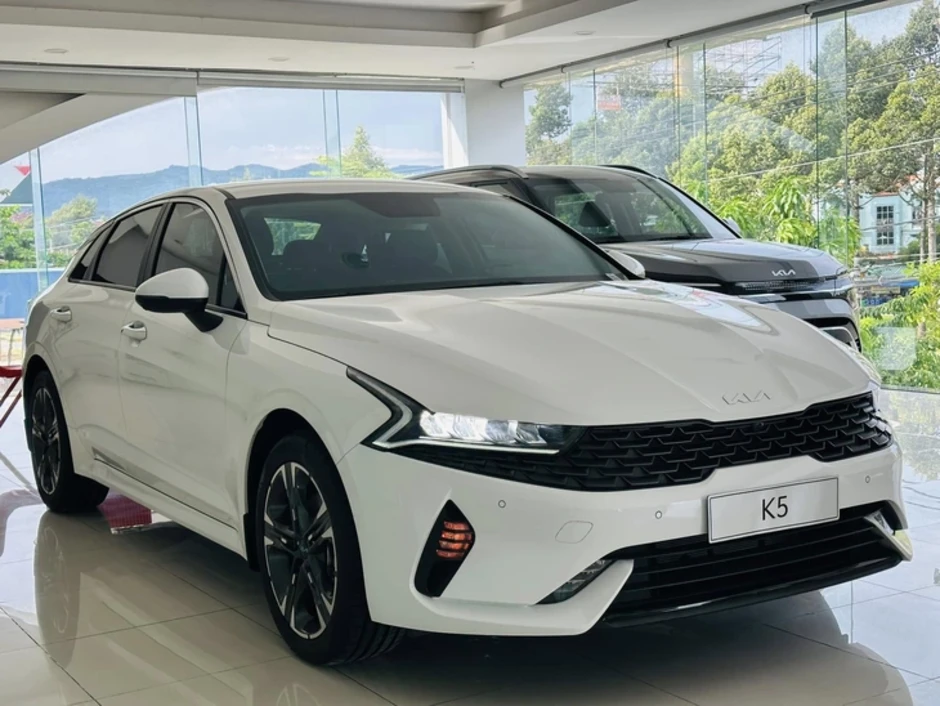 'Sedan hạng D ở Việt Nam 10 năm khai tử 7 xe, Toyota Camry còn trụ lại nhờ 1 điều' 'Sedan hạng D ở Việt Nam 10 năm khai tử 7 xe, Toyota Camry còn trụ lại nhờ 1 điều'