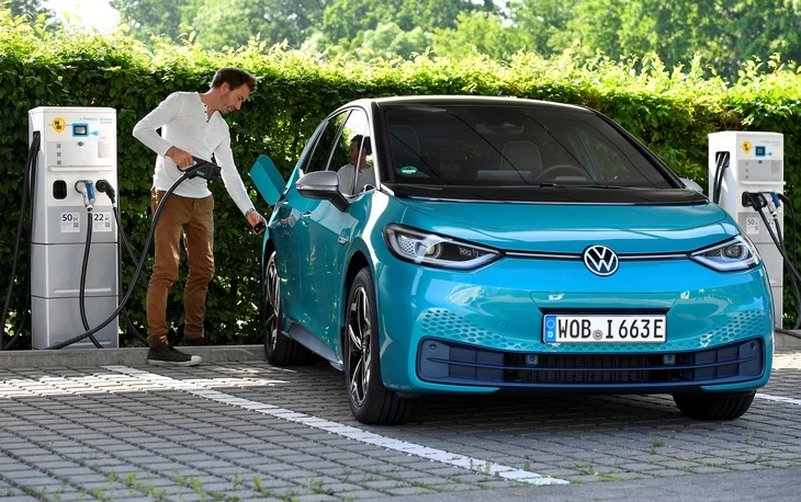 Sếp Volkswagen: 'Xe xăng sẽ lùi vào dĩ vãng như xe ngựa từng bị ô tô thay thế' Sếp Volkswagen: 'Xe xăng sẽ lùi vào dĩ vãng như xe ngựa từng bị ô tô thay thế'