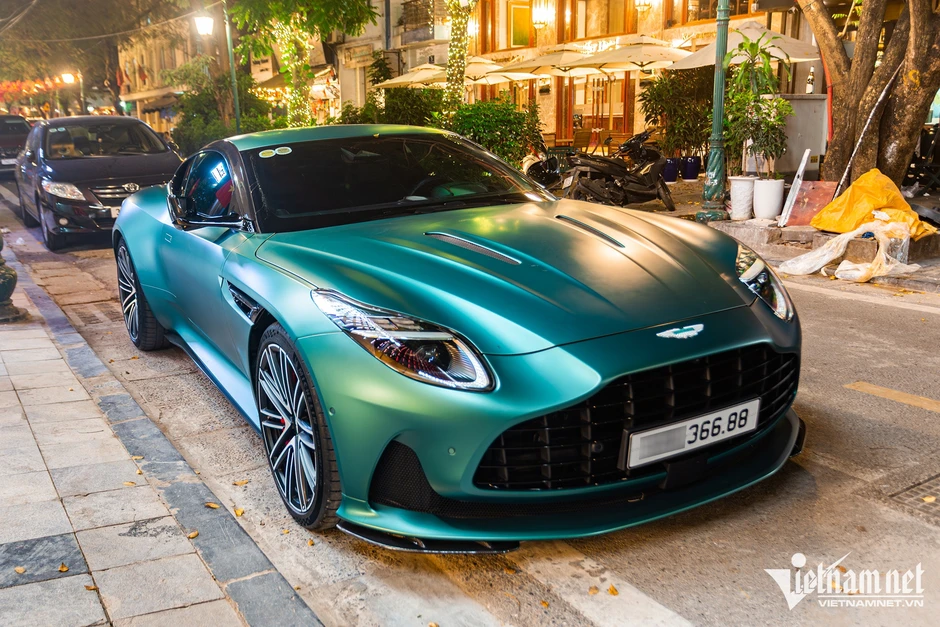 Siêu xe Aston Martin DB12 ở Hà Nội tiền trang bị bằng chiếc Mercedes-Benz C 300 Siêu xe Aston Martin DB12 ở Hà Nội tiền trang bị bằng chiếc Mercedes-Benz C 300