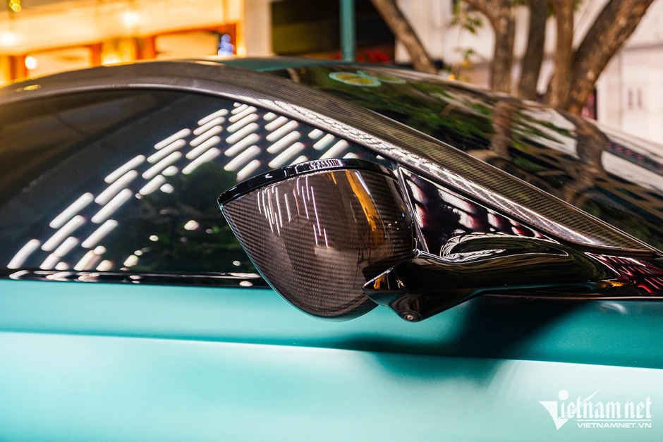 Siêu xe Aston Martin DB12 ở Hà Nội tiền trang bị bằng chiếc Mercedes-Benz C 300 Siêu xe Aston Martin DB12 ở Hà Nội tiền trang bị bằng chiếc Mercedes-Benz C 300