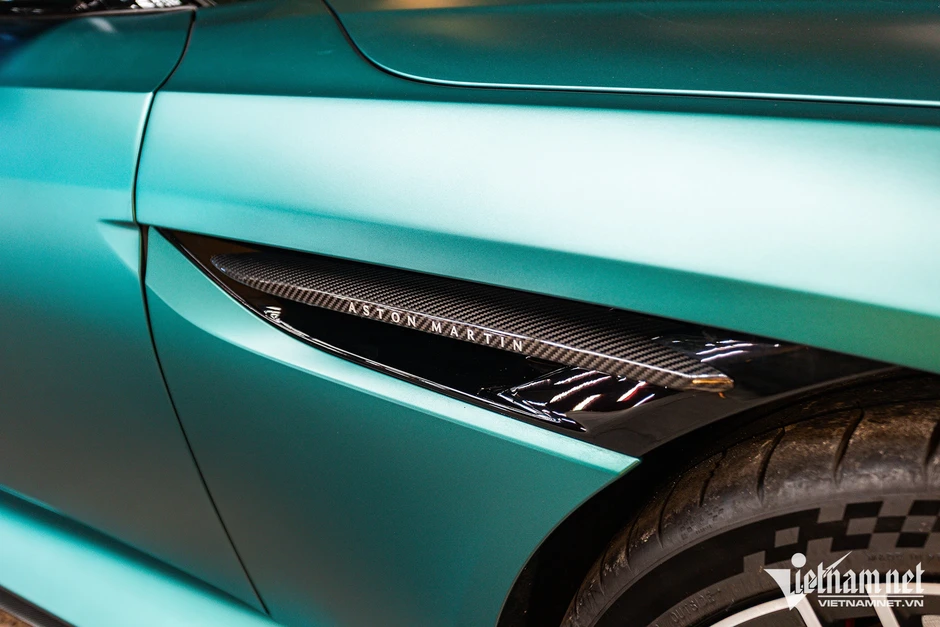 Siêu xe Aston Martin DB12 ở Hà Nội tiền trang bị bằng chiếc Mercedes-Benz C 300 Siêu xe Aston Martin DB12 ở Hà Nội tiền trang bị bằng chiếc Mercedes-Benz C 300