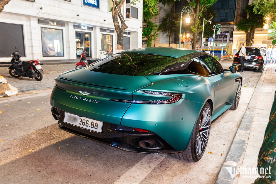 Siêu xe Aston Martin DB12 ở Hà Nội tiền trang bị bằng chiếc Mercedes-Benz C 300 Siêu xe Aston Martin DB12 ở Hà Nội tiền trang bị bằng chiếc Mercedes-Benz C 300