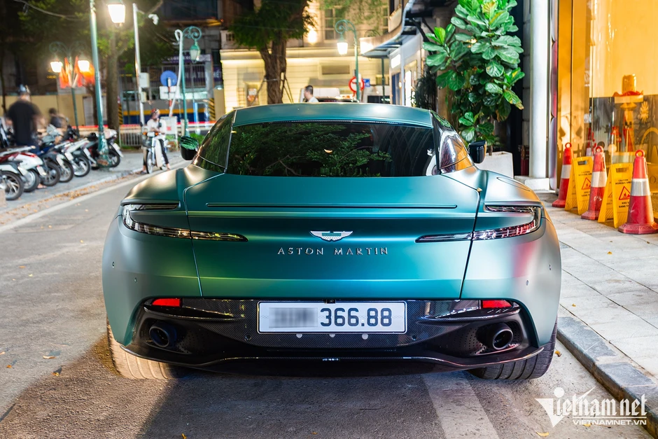 Siêu xe Aston Martin DB12 ở Hà Nội tiền trang bị bằng chiếc Mercedes-Benz C 300 Siêu xe Aston Martin DB12 ở Hà Nội tiền trang bị bằng chiếc Mercedes-Benz C 300