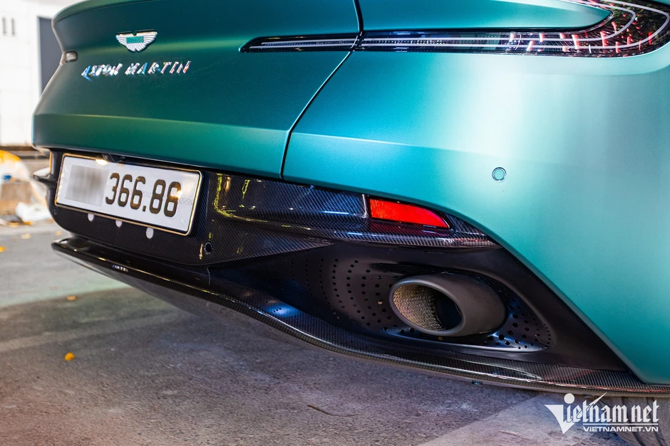 Siêu xe Aston Martin DB12 ở Hà Nội tiền trang bị bằng chiếc Mercedes-Benz C 300 Siêu xe Aston Martin DB12 ở Hà Nội tiền trang bị bằng chiếc Mercedes-Benz C 300