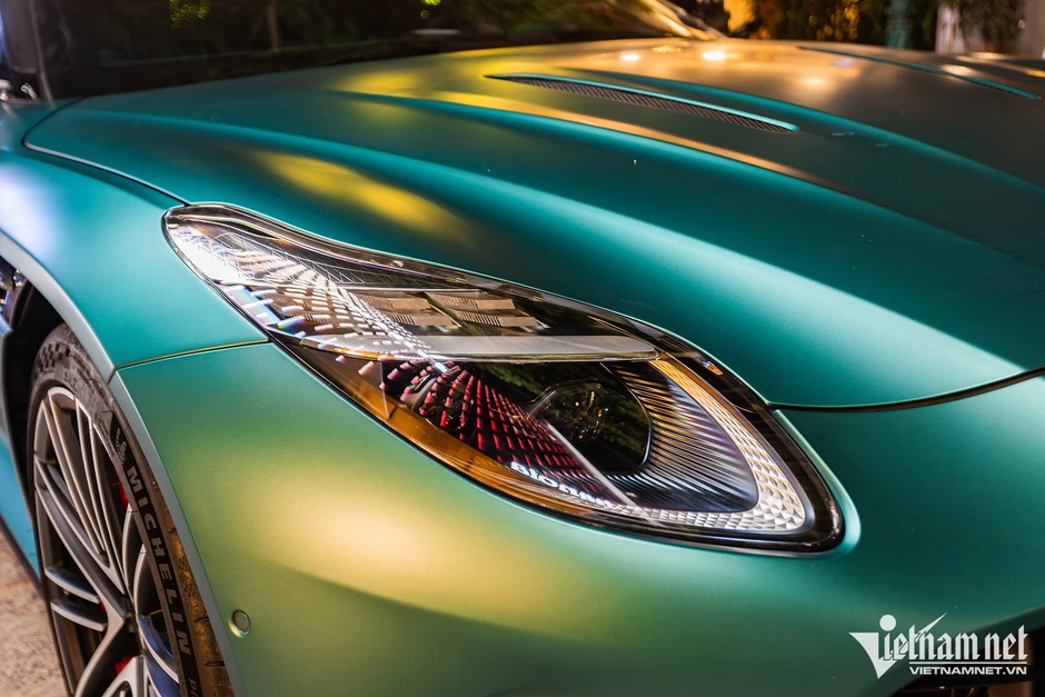 Siêu xe Aston Martin DB12 ở Hà Nội tiền trang bị bằng chiếc Mercedes-Benz C 300 Siêu xe Aston Martin DB12 ở Hà Nội tiền trang bị bằng chiếc Mercedes-Benz C 300