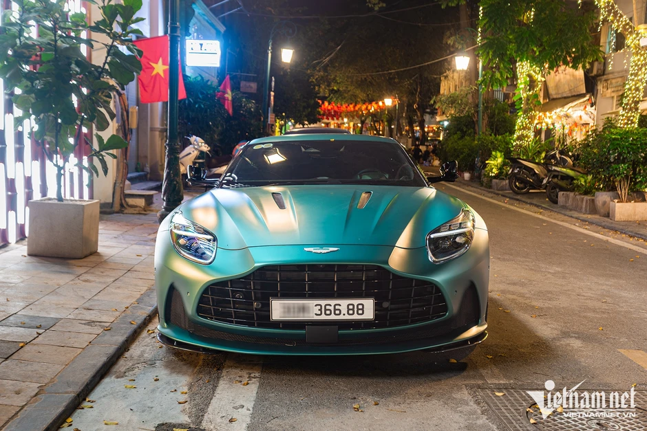 Siêu xe Aston Martin DB12 ở Hà Nội tiền trang bị bằng chiếc Mercedes-Benz C 300 Siêu xe Aston Martin DB12 ở Hà Nội tiền trang bị bằng chiếc Mercedes-Benz C 300