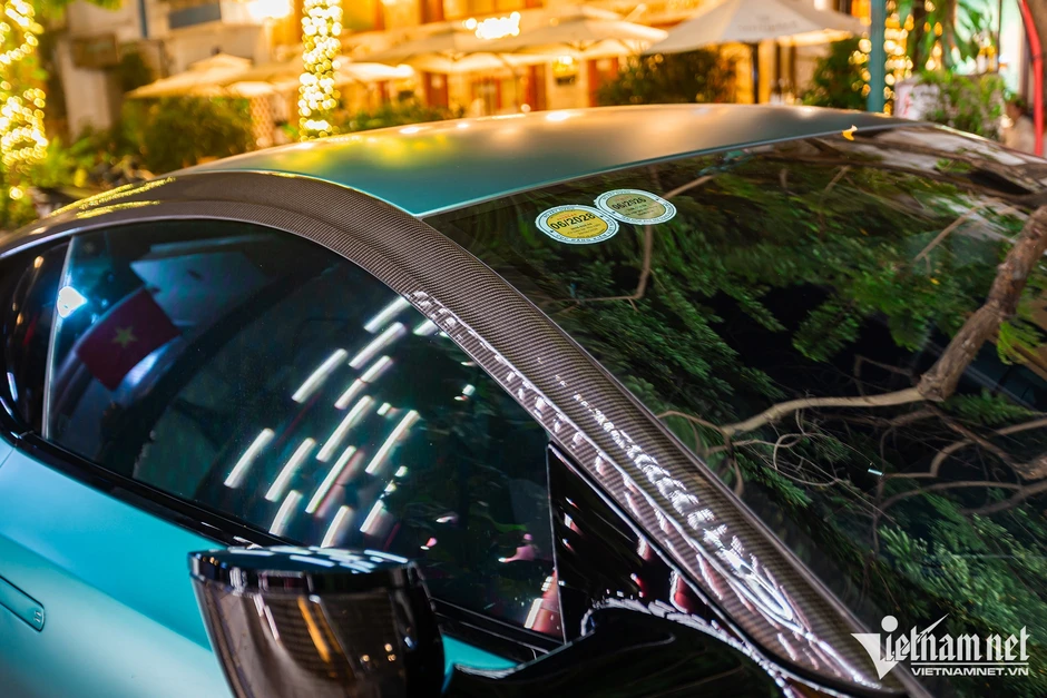 Siêu xe Aston Martin DB12 ở Hà Nội tiền trang bị bằng chiếc Mercedes-Benz C 300 Siêu xe Aston Martin DB12 ở Hà Nội tiền trang bị bằng chiếc Mercedes-Benz C 300