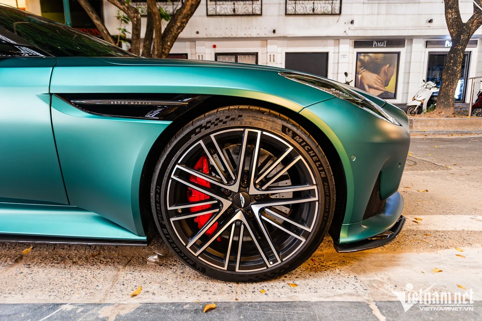 Siêu xe Aston Martin DB12 ở Hà Nội tiền trang bị bằng chiếc Mercedes-Benz C 300 Siêu xe Aston Martin DB12 ở Hà Nội tiền trang bị bằng chiếc Mercedes-Benz C 300