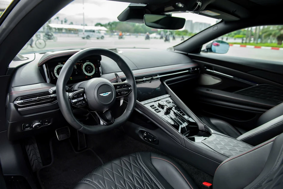 Siêu xe Aston Martin DB12 ở Hà Nội tiền trang bị bằng chiếc Mercedes-Benz C 300 Siêu xe Aston Martin DB12 ở Hà Nội tiền trang bị bằng chiếc Mercedes-Benz C 300