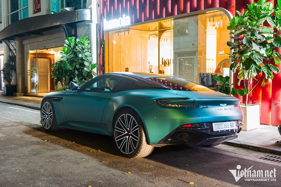 Siêu xe Aston Martin DB12 ở Hà Nội tiền trang bị bằng chiếc Mercedes-Benz C 300 Siêu xe Aston Martin DB12 ở Hà Nội tiền trang bị bằng chiếc Mercedes-Benz C 300