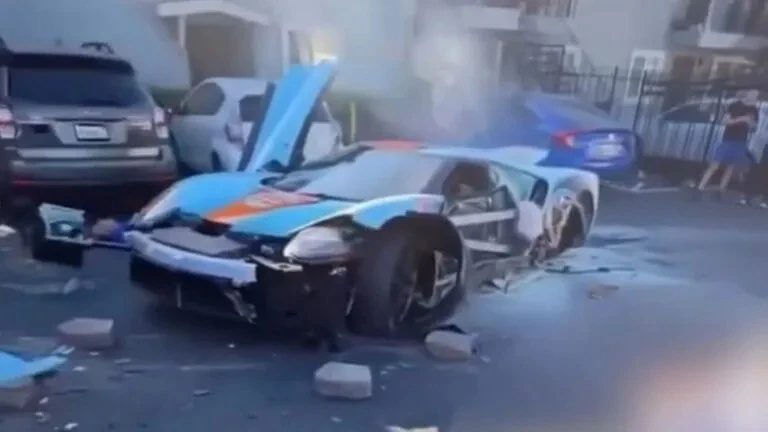 Siêu xe Ford GT 2,5 triệu USD hư hỏng nặng sau va chạm với xe van Siêu xe Ford GT 2,5 triệu USD hư hỏng nặng sau va chạm với xe van