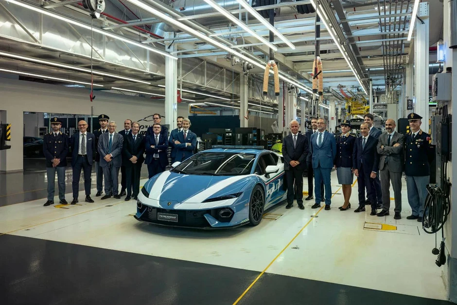 Siêu xe Lamborghini hybrid gia nhập đội xe cảnh sát Dubai Siêu xe Lamborghini hybrid gia nhập đội xe cảnh sát Dubai