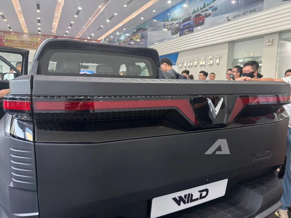 Soi chi tiết VinFast VF Wild bản tiền thương mại tại đại lý: Bán tải REEV đầu tiên lộ nhiều trang bị thực dụng, có điểm giống VF 8 Soi chi tiết VinFast VF Wild bản tiền thương mại tại đại lý: Bán tải REEV đầu tiên lộ nhiều trang bị thực dụng, có điểm giống VF 8