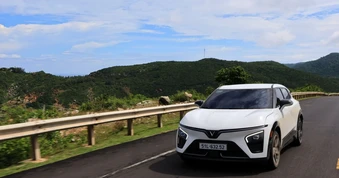 Sử dụng VinFast VF 7, chủ xe thừa nhận 'không muốn quay lại xe xăng'