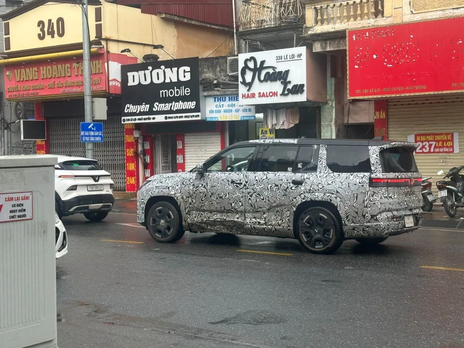 SUV mới của VinFast để lộ dải LED cách điệu bắt mắt cùng kích thước khủng ‘át’ cả VF 6, có thể là REEV như VF Wild SUV mới của VinFast để lộ dải LED cách điệu bắt mắt cùng kích thước khủng ‘át’ cả VF 6, có thể là REEV như VF Wild