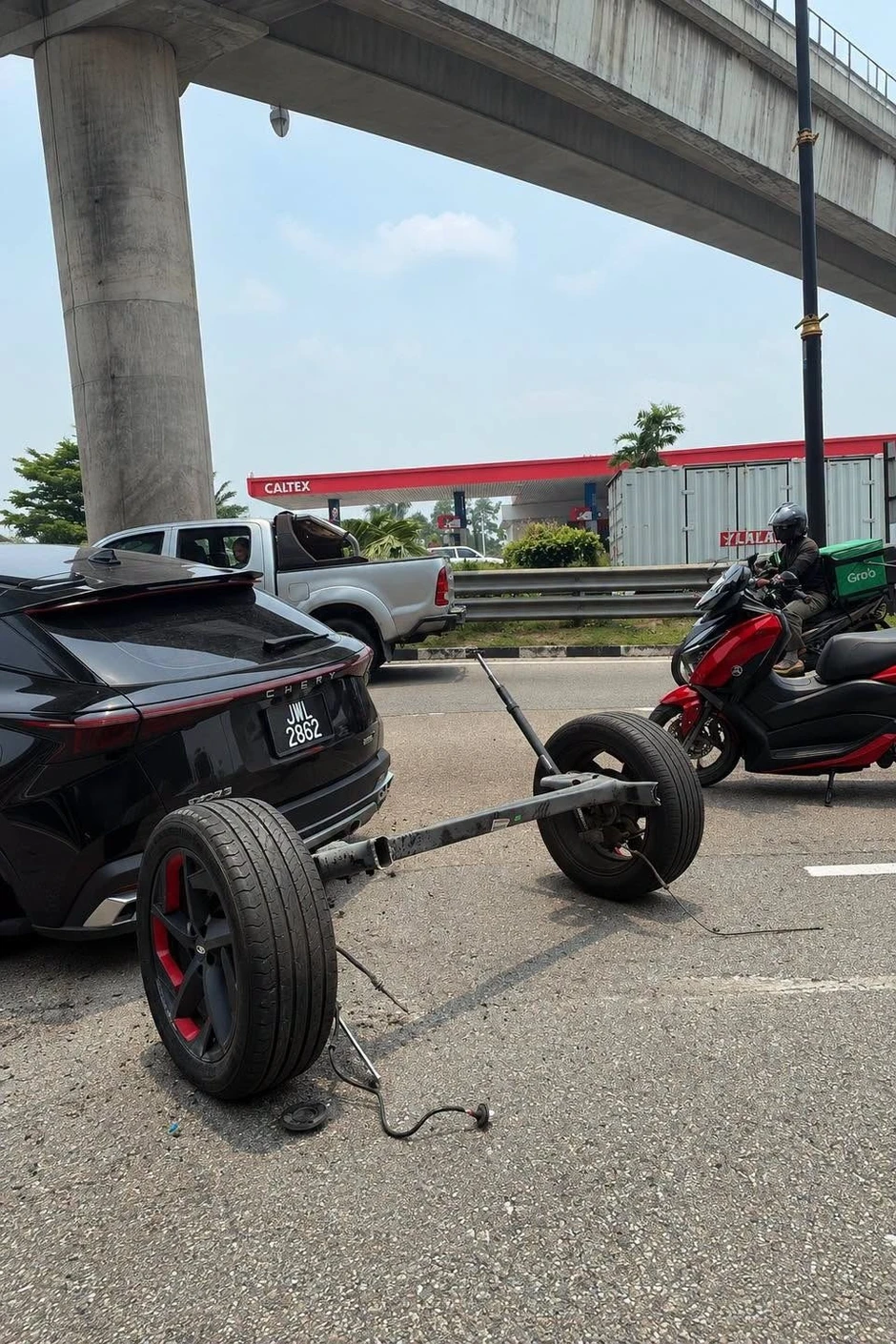 SUV Omoda rơi trục bánh sau giữa đường SUV Omoda rơi trục bánh sau giữa đường