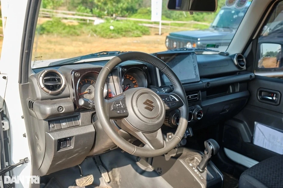 Suzuki Jimny có “đáy” mới: Giảm 140 triệu đồng, rẻ ngang SUV hạng B Suzuki Jimny có “đáy” mới: Giảm 140 triệu đồng, rẻ ngang SUV hạng B