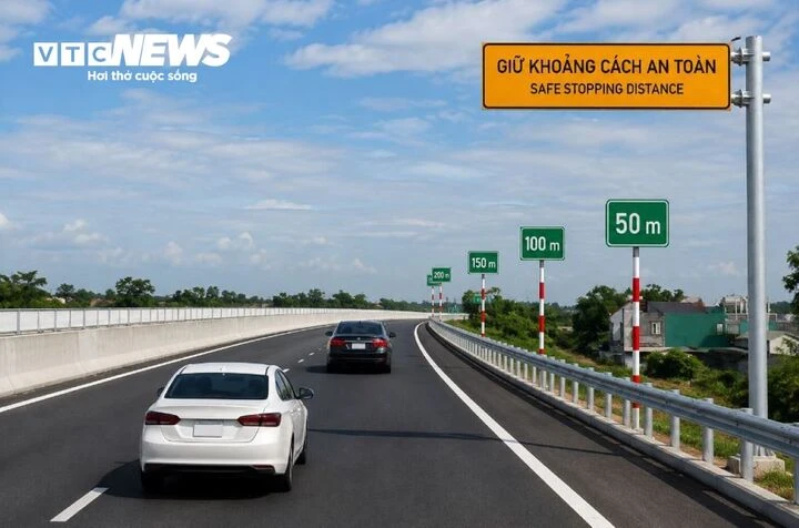 Tài xế băn khoăn cách giữ khoảng cách trên cao tốc khi xe khác bất ngờ chèn vào Tài xế băn khoăn cách giữ khoảng cách trên cao tốc khi xe khác bất ngờ chèn vào
