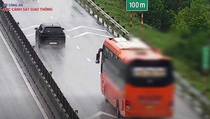 Tài xế băn khoăn cách giữ khoảng cách trên cao tốc khi xe khác bất ngờ chèn vào Tài xế băn khoăn cách giữ khoảng cách trên cao tốc khi xe khác bất ngờ chèn vào