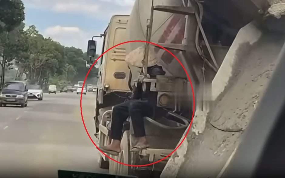 Tài xế bị phạt 28 triệu đồng vì để người đu bám trên xe bồn, biển số bị che lấp Tài xế bị phạt 28 triệu đồng vì để người đu bám trên xe bồn, biển số bị che lấp
