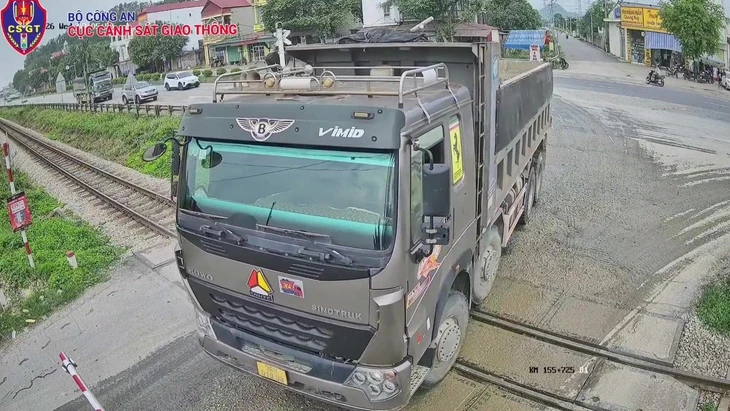 Tài xế liều lĩnh điều khiển xe tải vượt gác chắn đường sắt ở Thanh Hóa