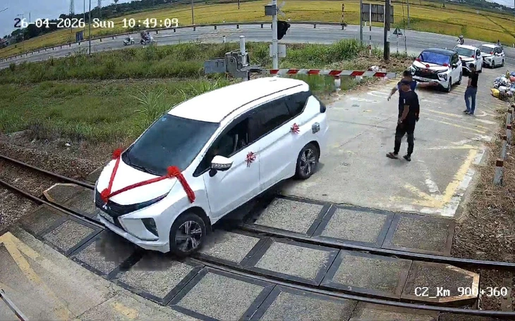 Tài xế liều lĩnh điều khiển xe tải vượt gác chắn đường sắt ở Thanh Hóa