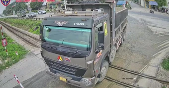 Tài xế liều lĩnh điều khiển xe tải vượt gác chắn đường sắt ở Thanh Hóa