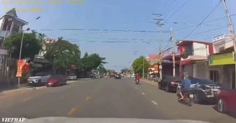 Tài xế mở cửa ô tô bất cẩn, đẩy người đi xe máy ngã lăn