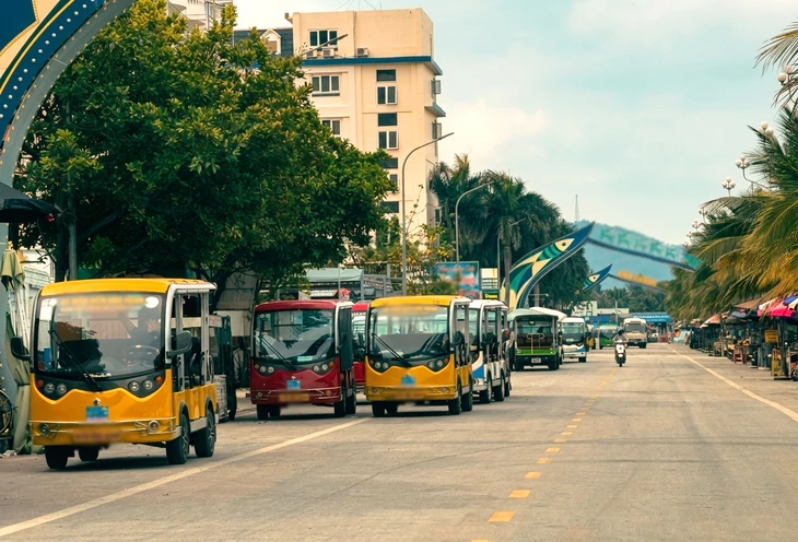 Tài xế xe điện bốn bánh ở Hải Tiến phải có bằng B2 trở lên Tài xế xe điện bốn bánh ở Hải Tiến phải có bằng B2 trở lên