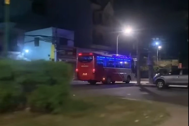 Tài xế xe khách chạy ngược chiều trên đường Tân Sơn bị phạt 19 triệu đồng Tài xế xe khách chạy ngược chiều trên đường Tân Sơn bị phạt 19 triệu đồng