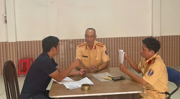Tài xế xe khách chạy ngược chiều trên đường Tân Sơn bị phạt 19 triệu đồng Tài xế xe khách chạy ngược chiều trên đường Tân Sơn bị phạt 19 triệu đồng
