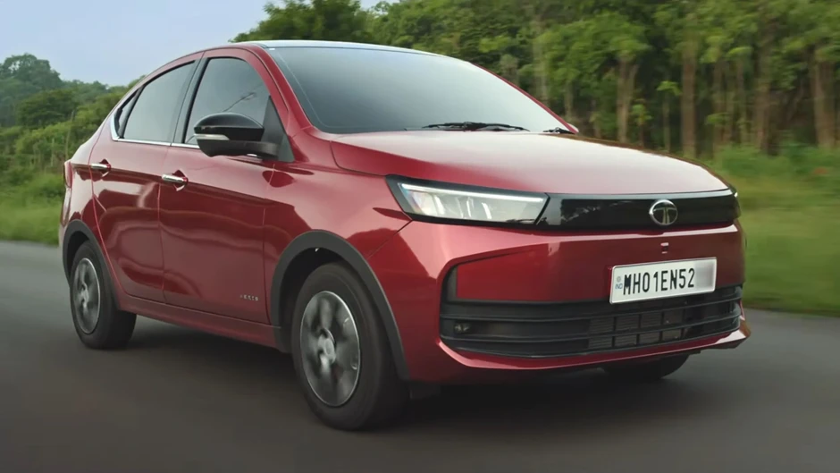 Tata chôn chiếc sedan giá rẻ dưới 20 tấn đất đá để chứng minh độ bền